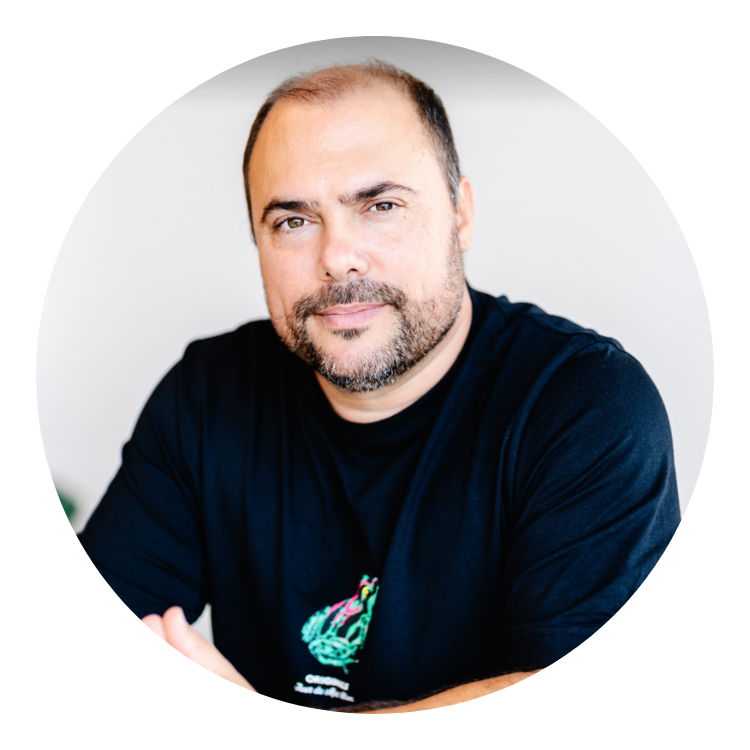 Profil d'un homme avec tshirt noir, fond blanc