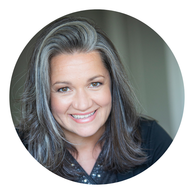 femme souriante, cheveux gris, fond vert pâle