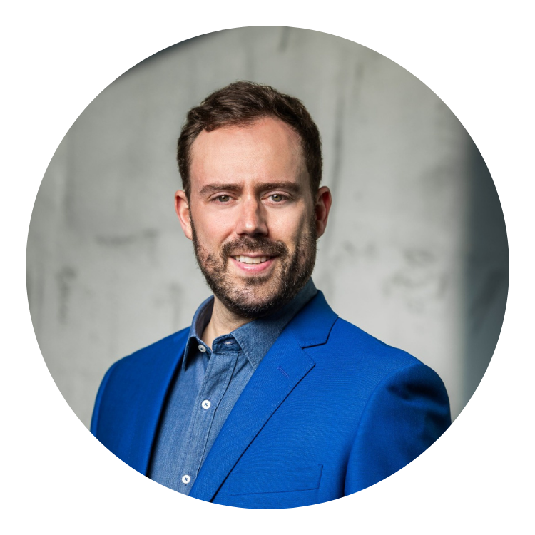 homme veston bleu et chemise bleue