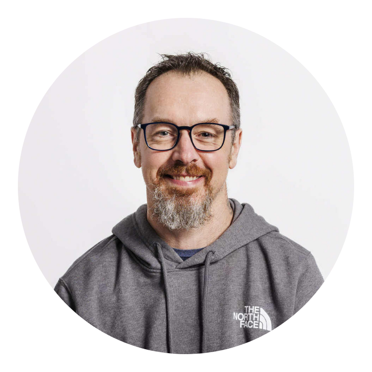 Homme souriant, chandail gris, fond transparent