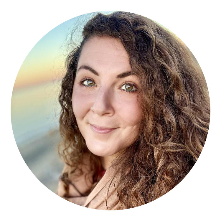 femme souriante, cheveux bouclés, paysage de nature en arrière-plan