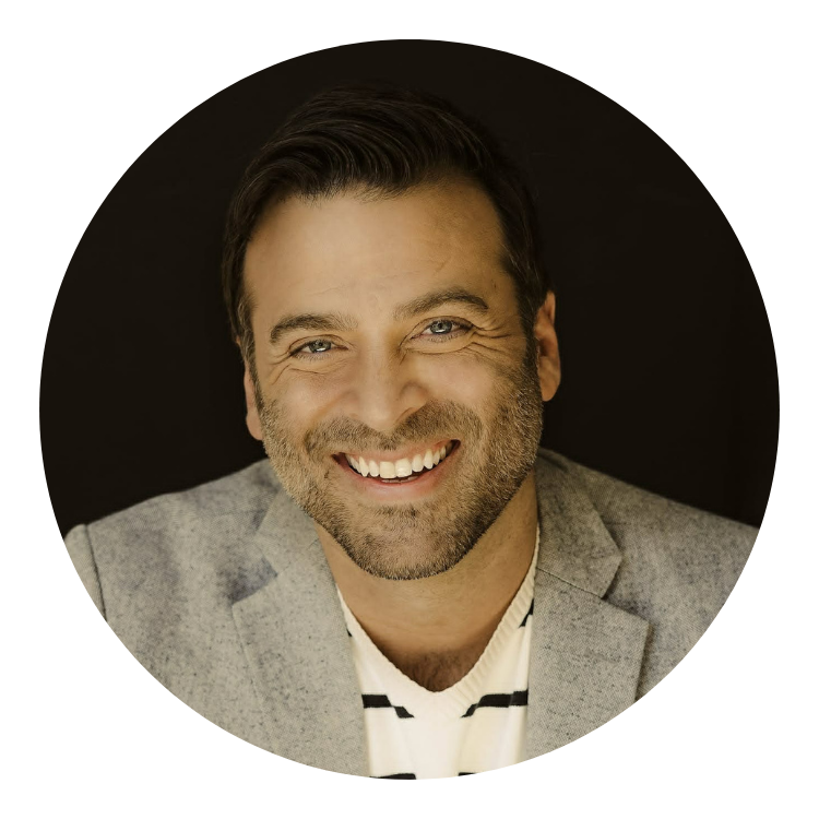 Homme souriant avec veston sur fond noir