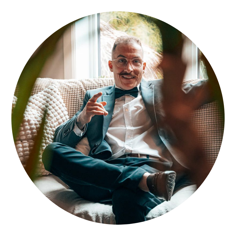 Homme en veston et noeud papillon sur fauteuil