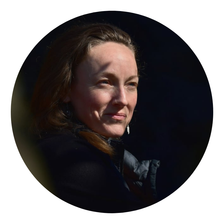 Femme au regard profond sur fond noir