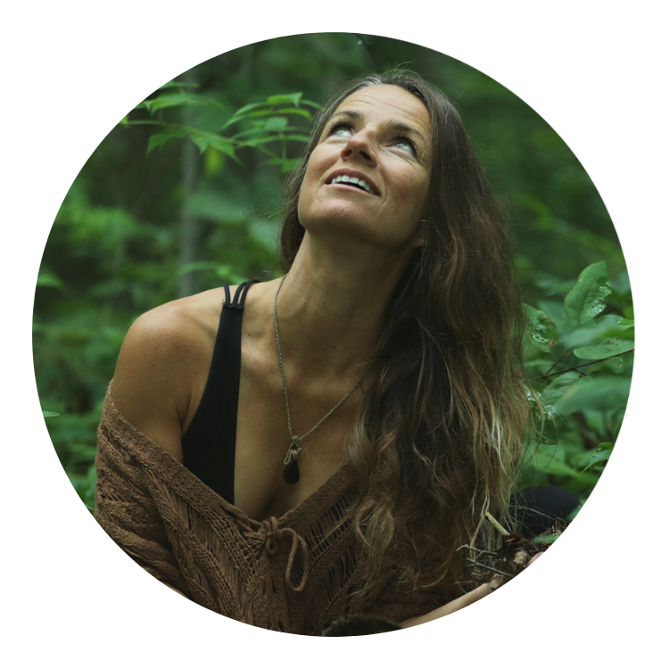 femme souriante, regard vers le ciel, devant une foret