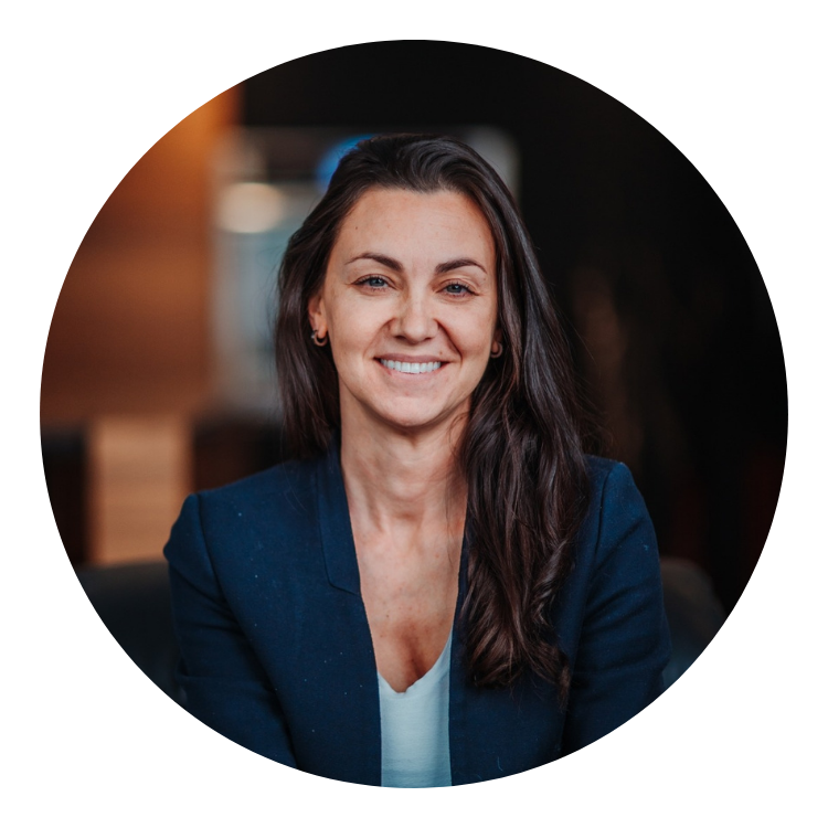 Femme souriante, veston bleu, cheveux longs bruns