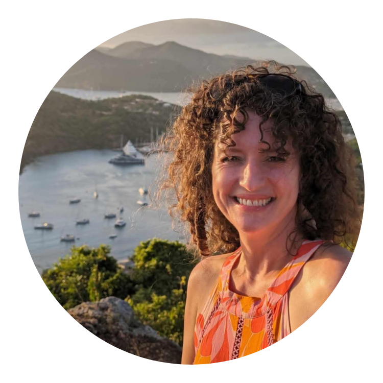 Femme souriante devant un magniique paysage de nature, océan et montagne