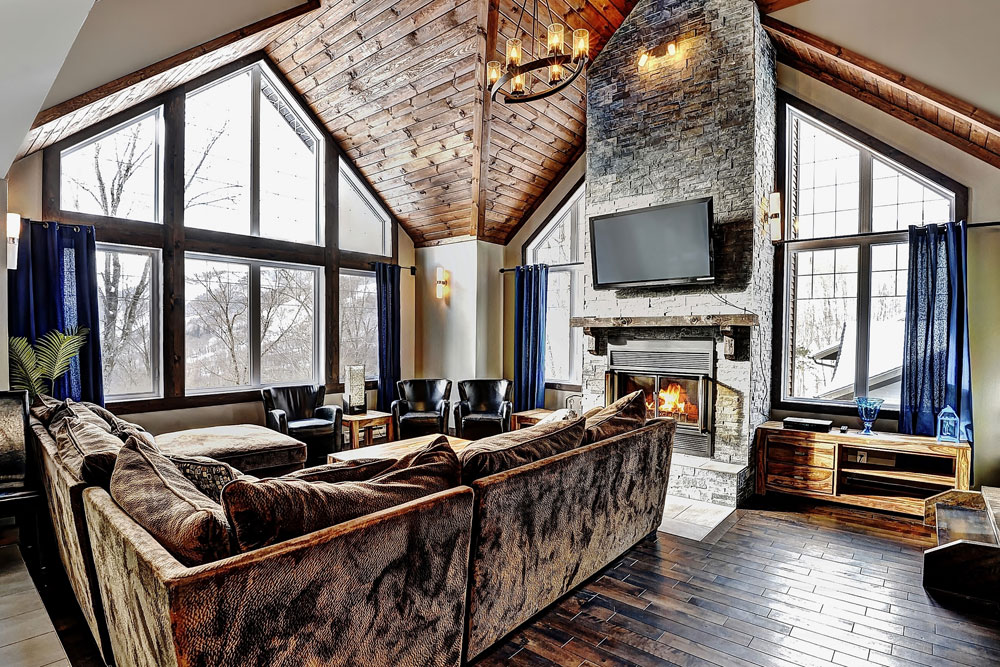 Chalet en bois avec plafonds catédrales, foyer en pierres