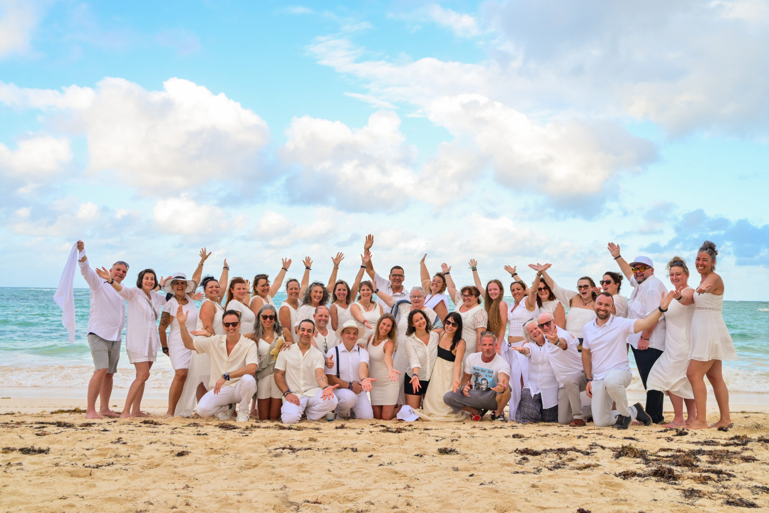 femme souriante, chapeau soleil sur fond de nuages bleus